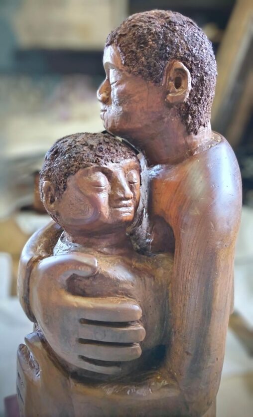 和泉美佐「ぎゅうー」とハグ！！　2025年 木彫