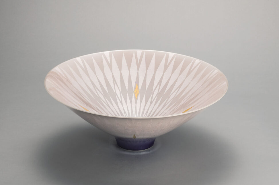 「淡桜釉裏金銀彩幾何文鉢」 2017　44.5×44.5×16.5